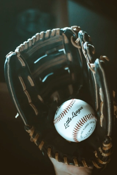 You are currently viewing How to Size the Perfect Baseball Glove for a Kit